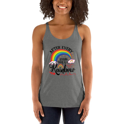 „Nach jedem Regenbogen ist ein Sturm“ Racerback Tank für Frauen