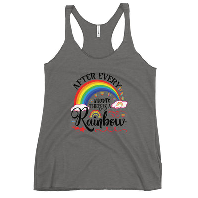 „Nach jedem Regenbogen ist ein Sturm“ Racerback Tank für Frauen