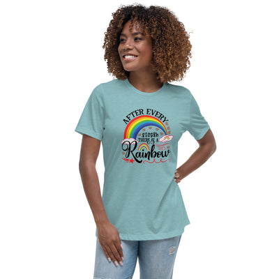 "Nach jedem Sturm ist ein Regenbogen" Frauen-T-Shirt mit V-Ausschnitt