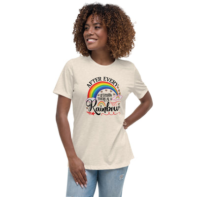 "Nach jedem Sturm ist ein Regenbogen" Frauen-T-Shirt mit V-Ausschnitt